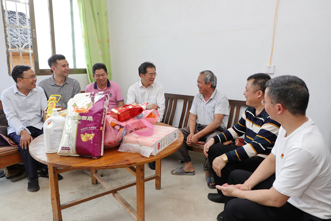 2在帮扶群众邓奴苟右三)家,当周文浣(左四)和前